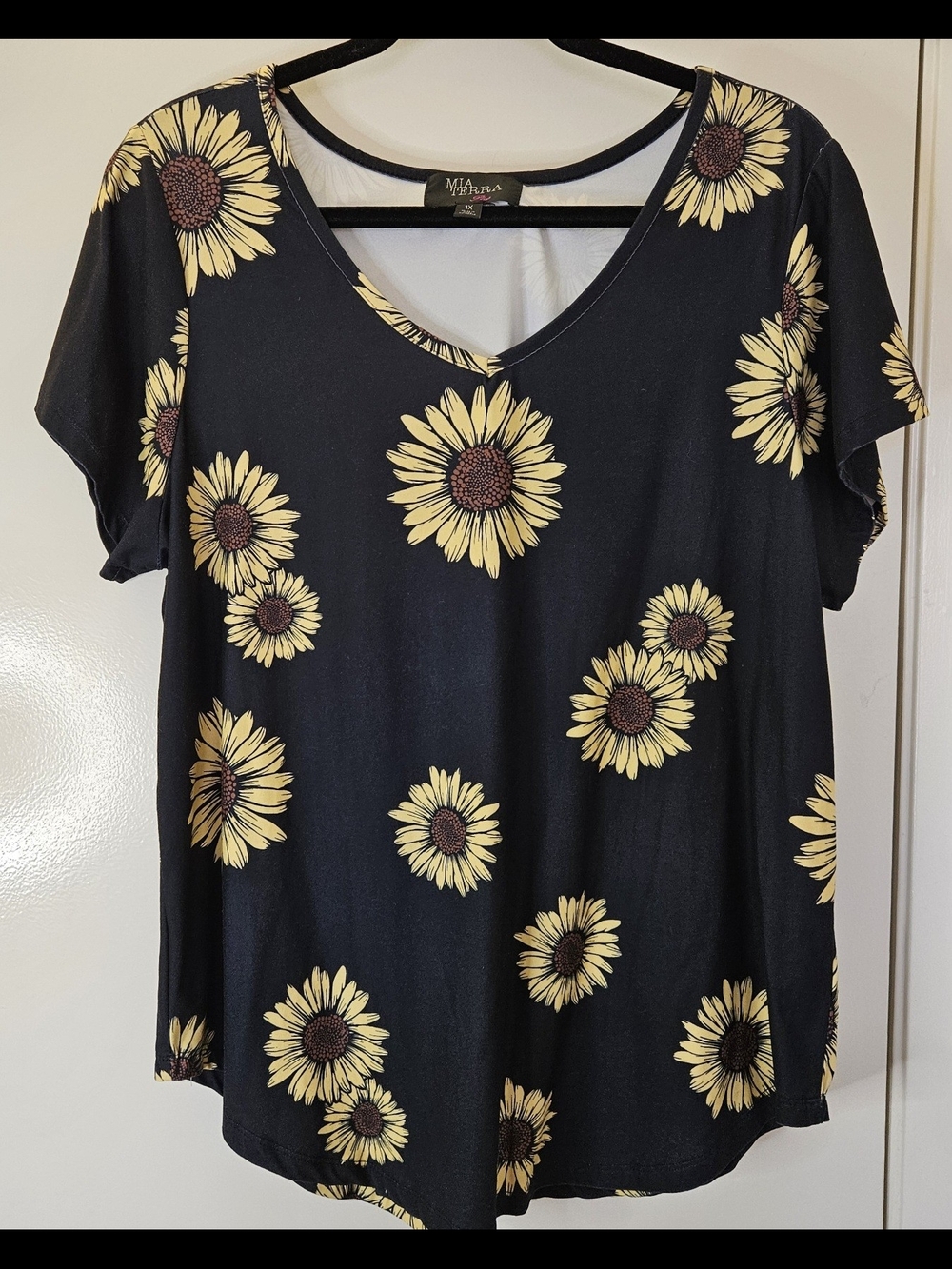 Black V-Neck Short Sleeve Polyester Tee with Sunflower Print